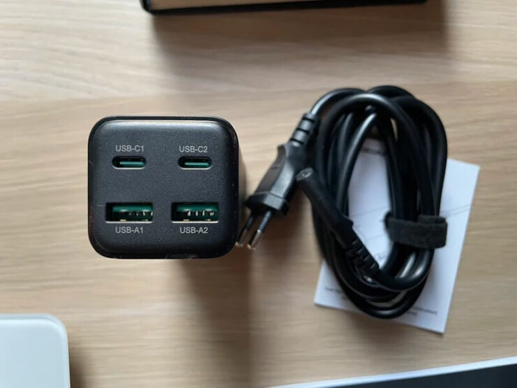 Настольное зарядное устройство. Блок питания не займет много места на столе или тумбочке. Настольное зарядное устройство. Блок питания не займет много места на столе или тумбочке. Фото.