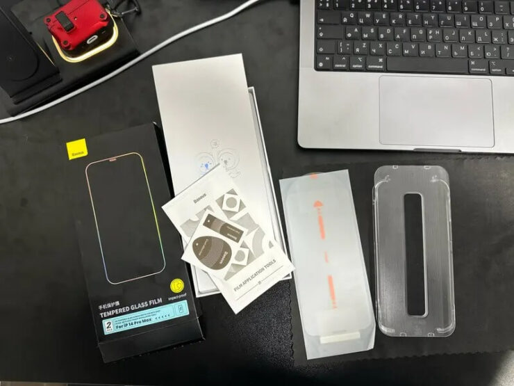 Защитное стекло на Айфон. Форма позволит вам наклеить чехол ровно. Защитное стекло на Айфон. Форма позволит вам наклеить чехол ровно. Фото.