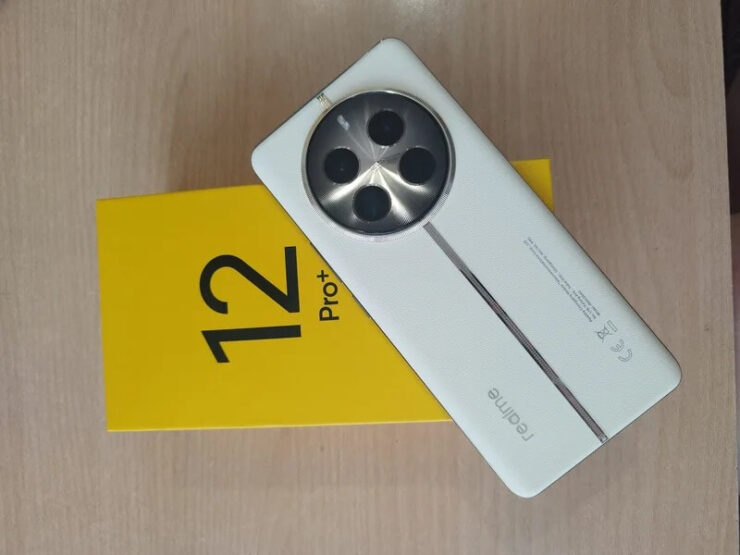 Хороший смартфон на Андроиде. Выглядит смартфон очень стильно. Хороший смартфон на Андроиде. Выглядит смартфон очень стильно. Фото.