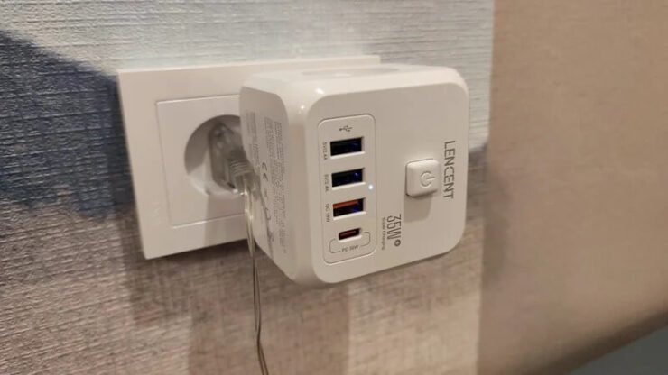 Компактный сетевой фильтр. Такой сетевой фильтр лучше использовать с одинарными розетками. Компактный сетевой фильтр. Такой сетевой фильтр лучше использовать с одинарными розетками. Фото.