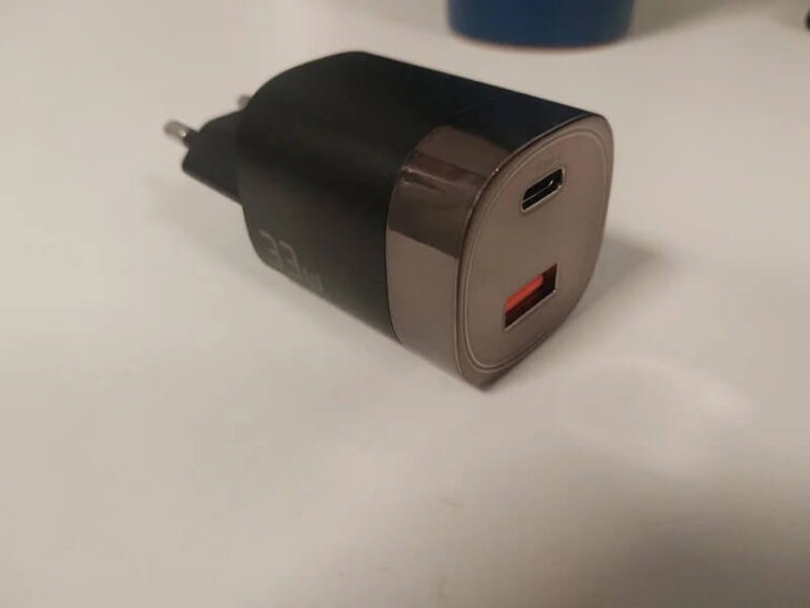 Зарядка для Айфона. Блок питания очень компактный. Зарядка для Айфона. Блок питания очень компактный. Фото.