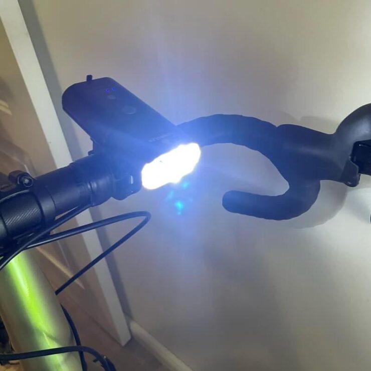 Фара для велосипеда. С такой фарой вы легко осветите путь домой. Фара для велосипеда. С такой фарой вы легко осветите путь домой. Фото.