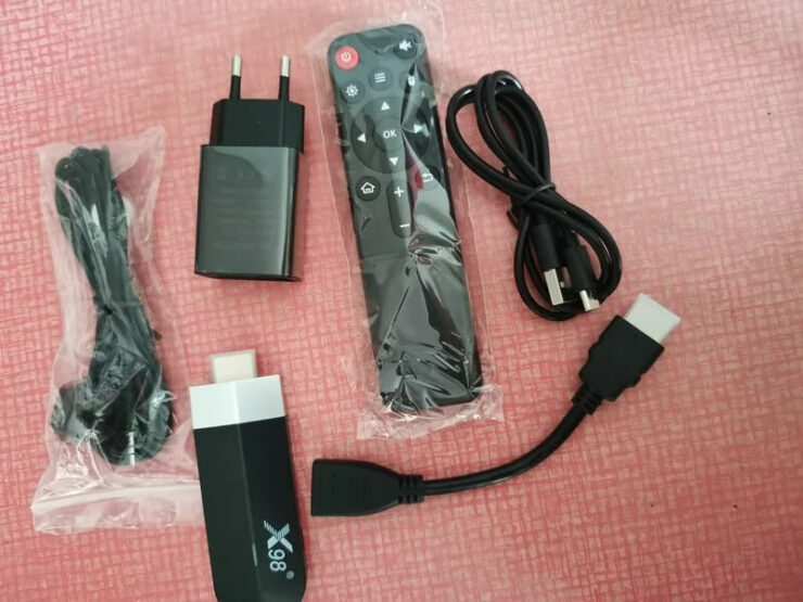 Андроид ТВ приставка для телевизора. В комплекте идет все самое необходимое. Андроид ТВ приставка для телевизора. В комплекте идет все самое необходимое. Фото.