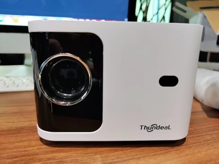 Проектор для дома. С таким проектором никакой телевизор будет не нужен. Проектор для дома. С таким проектором никакой телевизор будет не нужен. Фото.