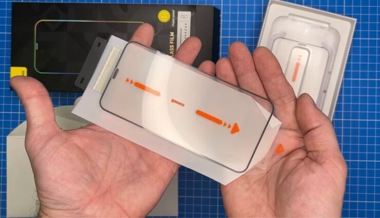 Защитное стекло на Айфон. В комплекте со стеклом идет форма для быстрой и качественной наклейки. Защитное стекло на Айфон. В комплекте со стеклом идет форма для быстрой и качественной наклейки. Фото.