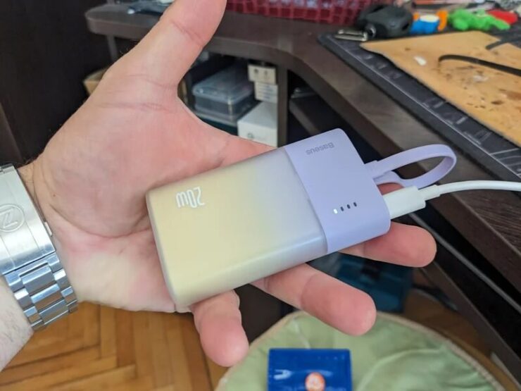 Внешний аккумулятор для телефона. Внешний аккумулятор еще и выглядит стильно. Внешний аккумулятор для телефона. Внешний аккумулятор еще и выглядит стильно. Фото.