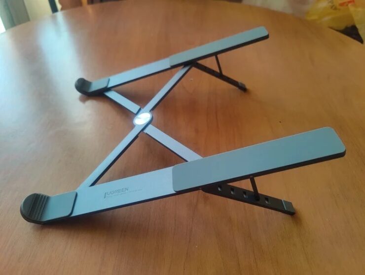 Подставка для ноутбука. Подставка наклоняет ноутбук на комфортный для вас угол. Подставка для ноутбука. Подставка наклоняет ноутбук на комфортный для вас угол. Фото.