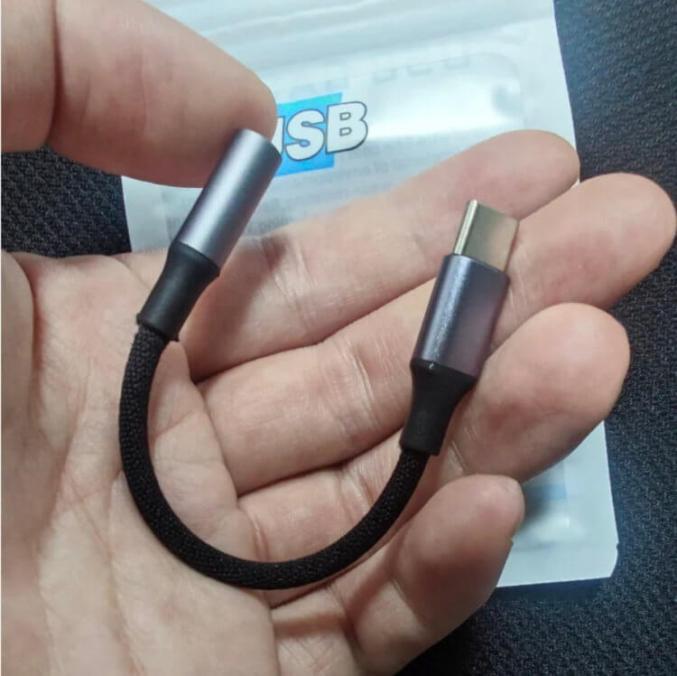Переходник с USB-C на 3,5 мм. Всегда держу такой переходник в машине, чтобы при необходимости подключить смартфон в магнитоле. Переходник с USB-C на 3,5 мм. Всегда держу такой переходник в машине, чтобы при необходимости подключить смартфон в магнитоле. Фото.
