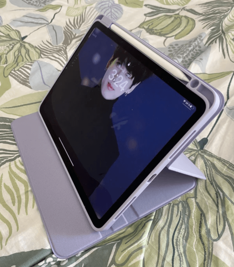 Чехол для iPad. iPad можно отсоединить от папки и пользоваться им с удобством. Чехол для iPad. iPad можно отсоединить от папки и пользоваться им с удобством. Фото.