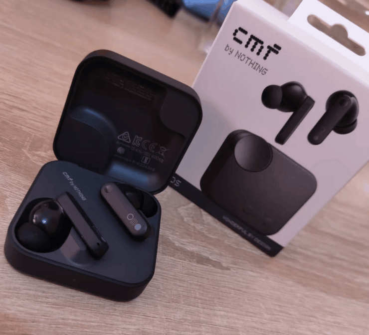 Беспроводные наушники с шумоподавлением. Черный наушники тоже смотрятся очень неплохо. Беспроводные наушники с шумоподавлением. Черный наушники тоже смотрятся очень неплохо. Фото.