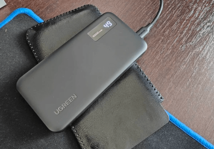 Внешний аккумулятор на 10 000 мАч. Благодаря небольшому дисплею вы узнаете уровень заряда вашего powerbank. Внешний аккумулятор на 10 000 мАч. Благодаря небольшому дисплею вы узнаете уровень заряда вашего powerbank. Фото.