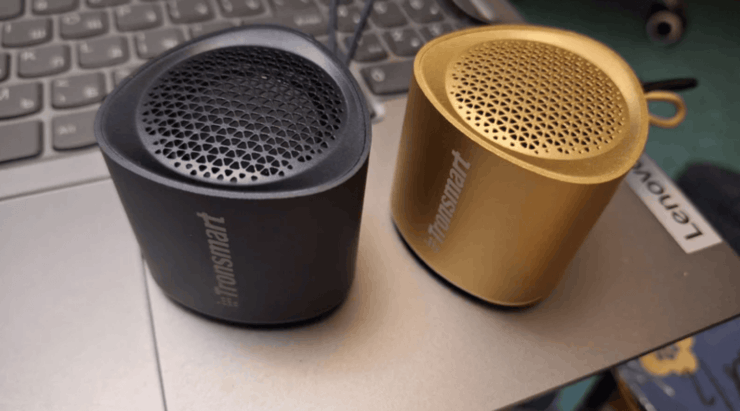 Портативная беспроводная колонка. Две колонки можно объединить в стереопару. Портативная беспроводная колонка. Две колонки можно объединить в стереопару. Фото.