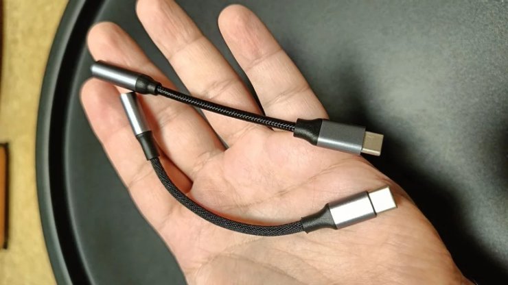 Переходник с USB-C на 3,5 мм. С таким переходничком вы сможете подключить к смартфону любые проводные наушники. Переходник с USB-C на 3,5 мм. С таким переходничком вы сможете подключить к смартфону любые проводные наушники. Фото.