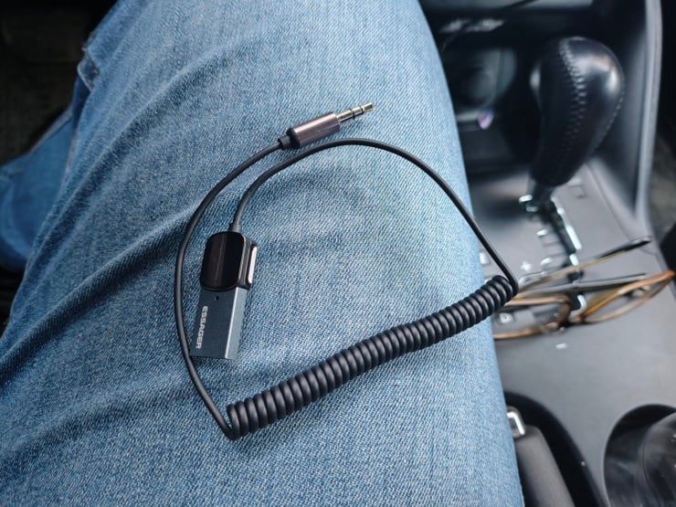 Автомобильный Bluetooth AUX адаптер. Благодаря кабелю-пружинке адаптер не занимает много места и не мешается. Фото.