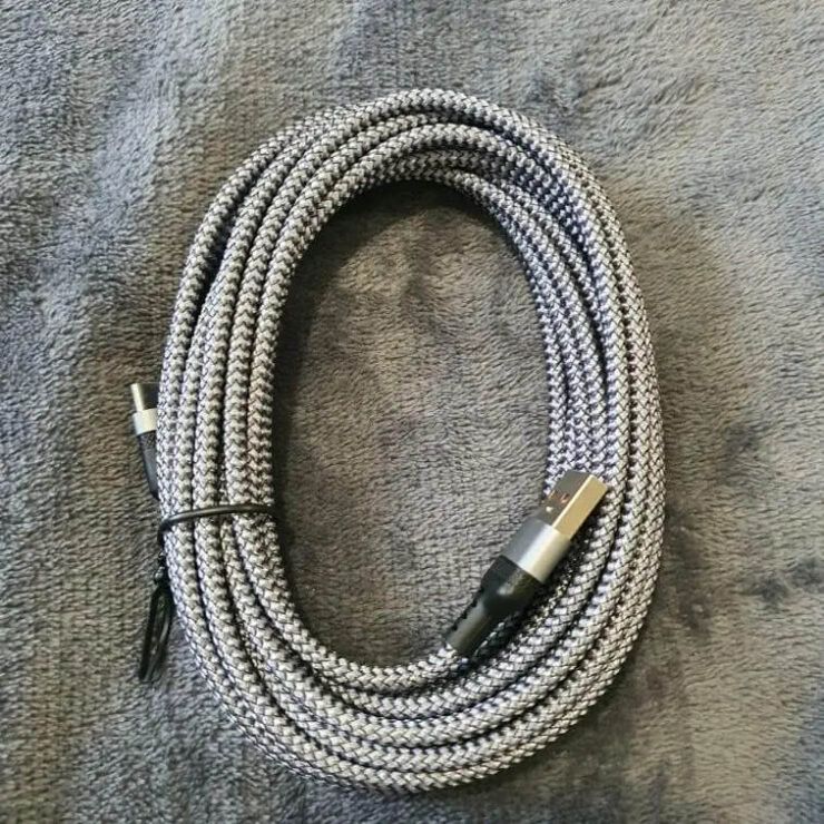 Длинный провод для зарядки. Провод имеет длину целых пять метров, так что удаленность розетки не должна вас пугать. Длинный провод для зарядки. Провод имеет длину целых пять метров, так что удаленность розетки не должна вас пугать. Фото.