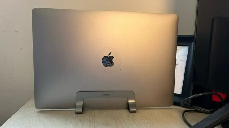 Подставка для ноутбука на стол. Остается лишь подключить Макбук к монитору для удобной работы. Подставка для ноутбука на стол. Остается лишь подключить Макбук к монитору для удобной работы. Фото.