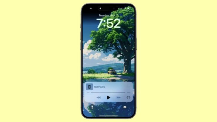 Музыка на экране блокировки Айфона. Если вы уже удалили Apple Music, то плеер при подключении наушников будет появляться без рекомендаций и с неработающими кнопками. Изображение: idownloadblog.com. Фото.