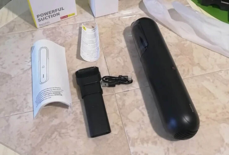 Компактный пылесос для автомобиля. Такой пылесос может просто лежать в машине. Компактный пылесос для автомобиля. Такой пылесос может просто лежать в машине. Фото.