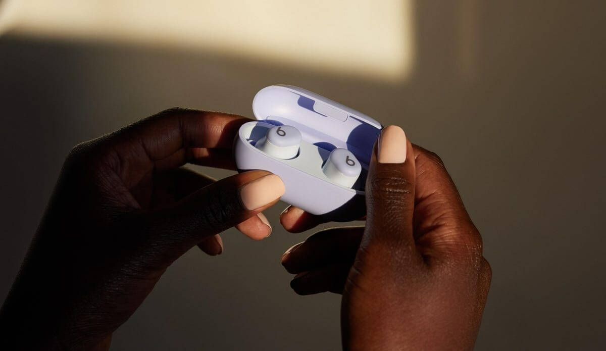 Apple выпустила беспроводные наушники в два раза дешевле AirPods 3. Вот 5 причин их купить. Фото.