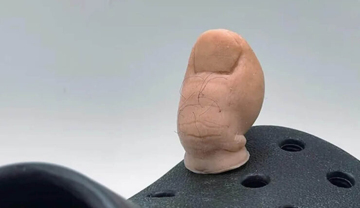 Волосатый палец для кроксов. Этот аксессуар сложно назвать красивым. Волосатый палец для кроксов. Этот аксессуар сложно назвать красивым. Фото.