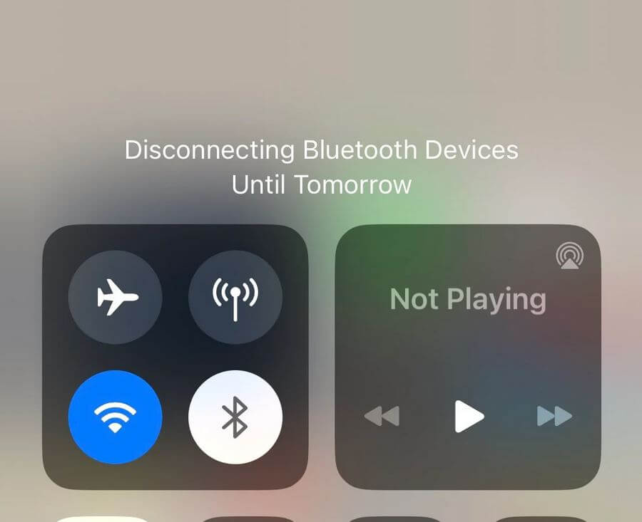 Перестал работать Bluetooth на Айфоне. Иногда иконка Bluetooth и вовсе не работает, поэтому подключить к iPhone аксессуары не получается. Фото.