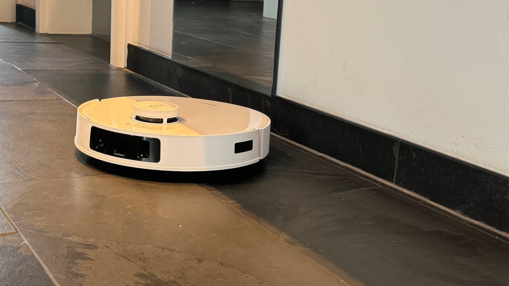 Какой робот-пылесос лучше купить. DEEBOT T30 PRO OMNI можно доверить даже сложную уборку и он с ней справится. Изображение: pcwelt.de. Фото.