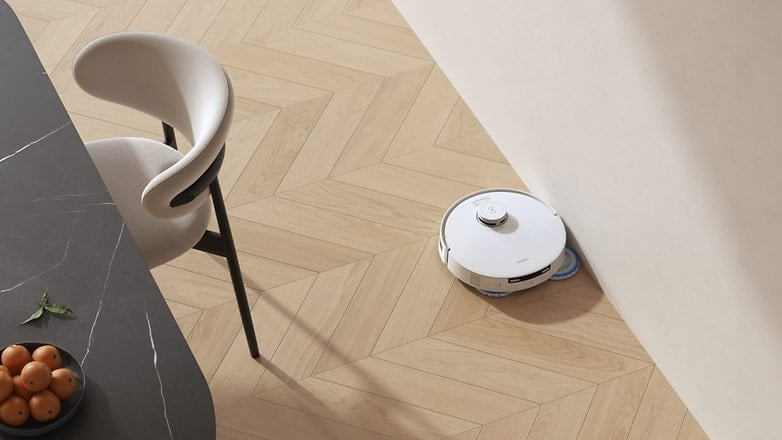 Робот-пылесос с функцией влажной уборки. Робот-пылесос DEEBOT T30 PRO OMNI может убираться максимально близко к стенам. Изображение: nextpit.com. Фото.
