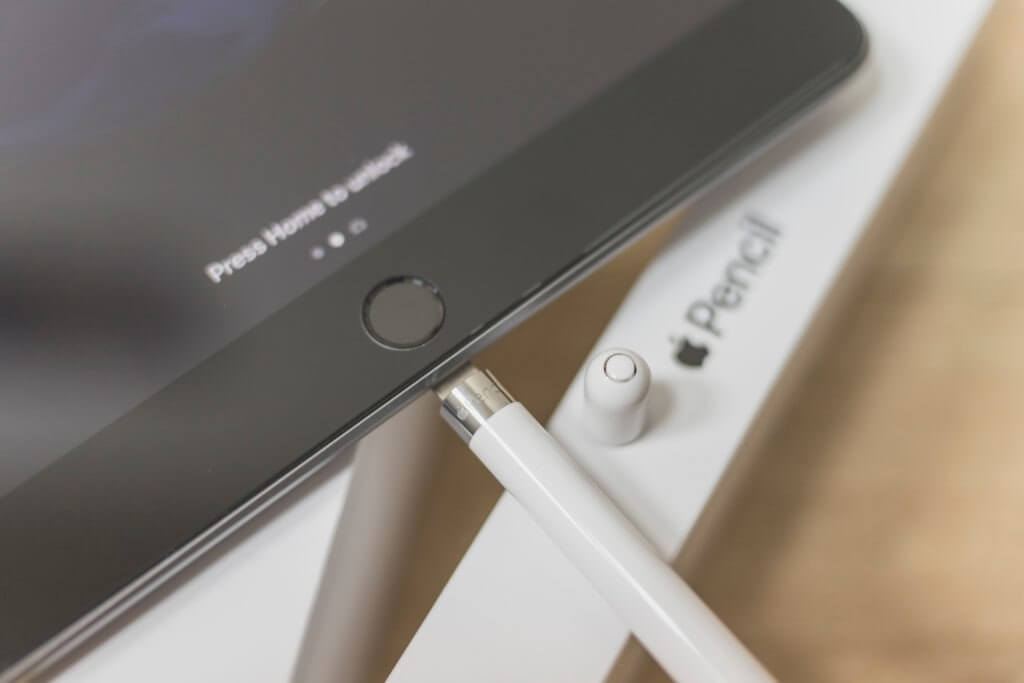 К каким iPad подходит Apple Pencil 1. Первый Apple Pencil заряжался очень необычным способом. Изображение: astropad.com. Фото.