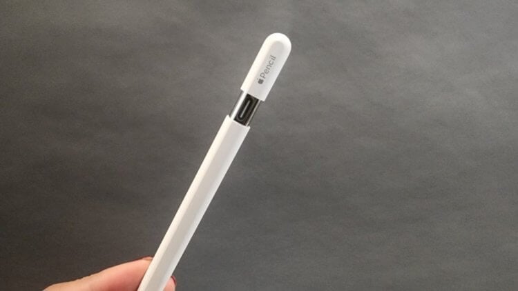 Стилус Apple Pencil USB-C 2023. Колпачок Apple Pencil USB-C немного сдвигается вверх и открывает гнездо для зарядки. Изображение: mashable.com. Фото.