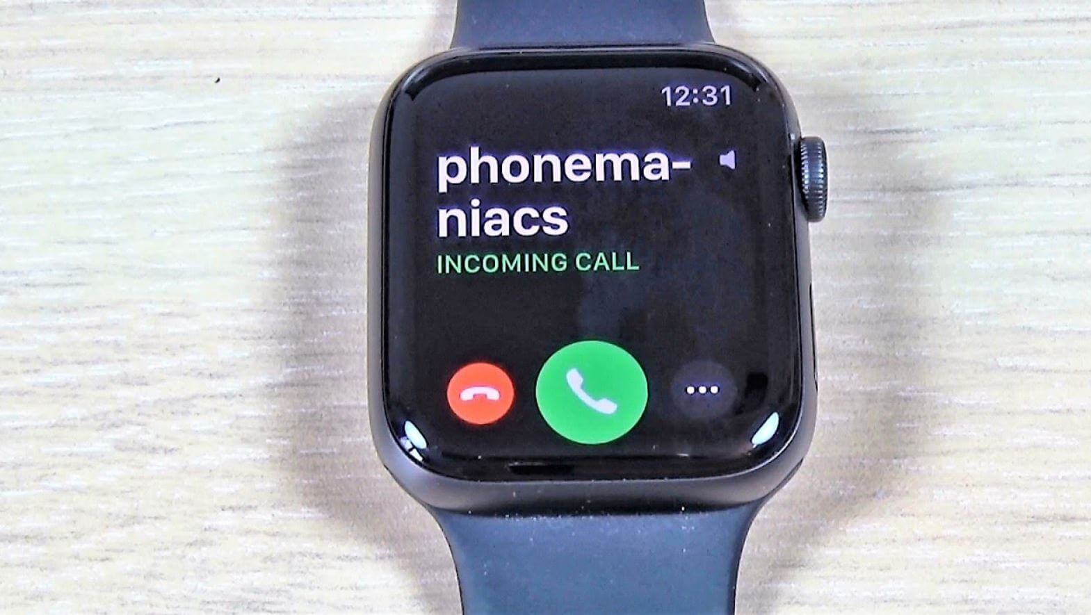 Как ответить на звонок с Apple Watch. Входящий звонок на Apple Watch можно сбросить разными. Фото.