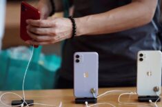 Как iOS 17.5 влияет на время работы iPhone, и что будет с батареей, если обновиться прямо сейчас. Фото.