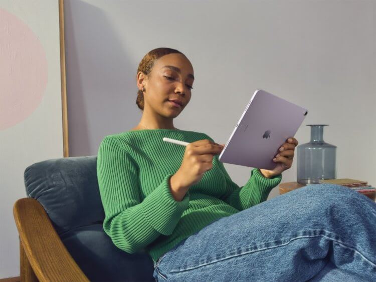iPad с СИМ-картой. В iPad Air с поддержкой сотовых сетей отсутствует слот для SIM-карты. Исключительно eSIM. Изображение: Apple.com. Фото.