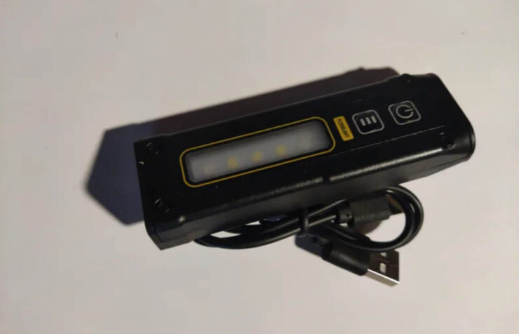 Компактный фонарик с аккумулятором. Это компактный, но очень яркий фонарик. Компактный фонарик с аккумулятором. Это компактный, но очень яркий фонарик. Фото.