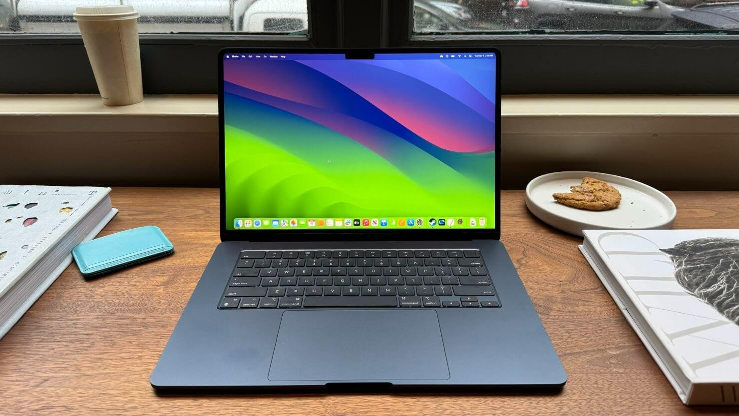 Цвета MacBook Air M4. Издалека компьютер кажется черным, но на самом деле он темно-синий. Изображение: edition.cnn.com. Фото.