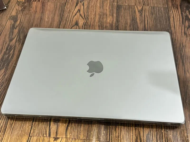 Чехол-накладка на Макбук. Чехол не видно, а он есть. Изображение: aliexpress.ru. Фото.