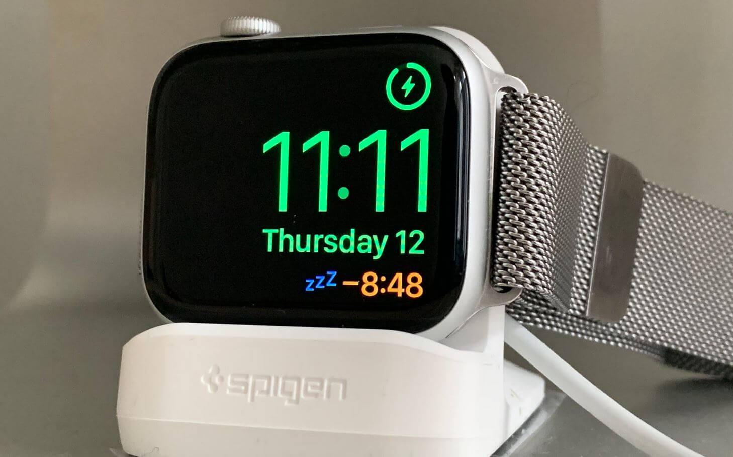 Нужно ли отключать Apple Watch на ночь. Ночной режим на Apple Watch делает из них прикроватный будильник, расходуя меньше энергии. Фото.