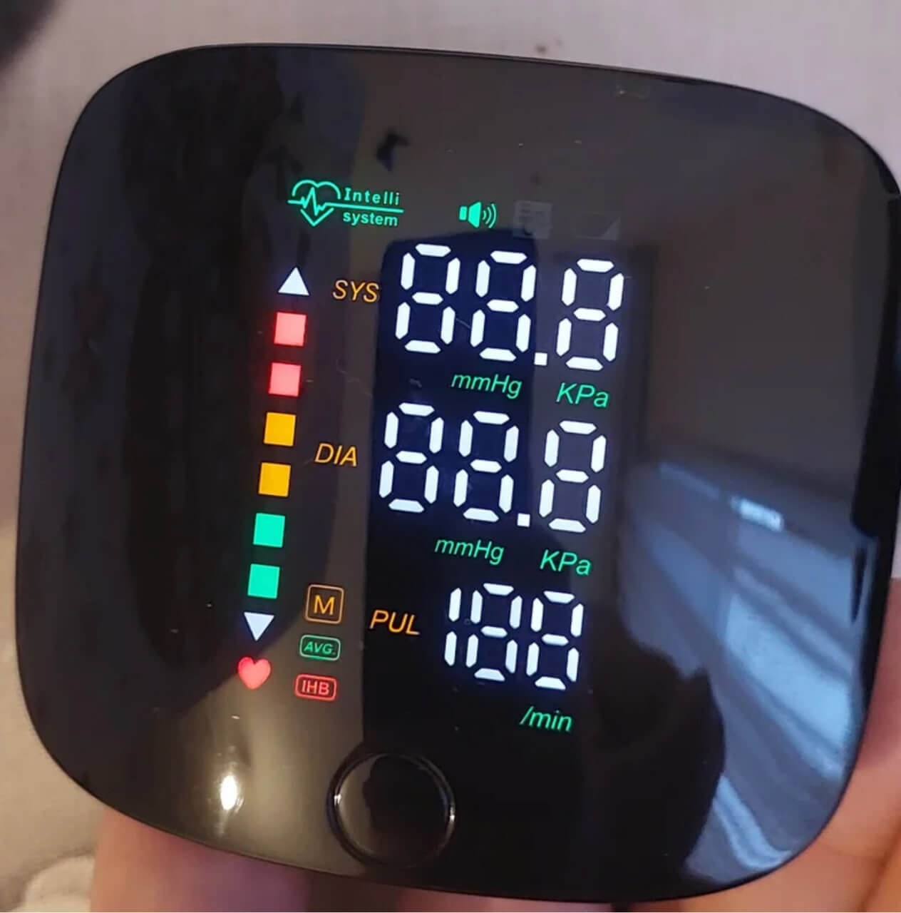 Тонометр с голосовым сопровождением. У этого тонометра даже экран — цветной. Фото.