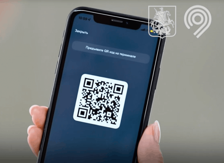 Как платить Тройкой с телефона. QR-код надо поднести к турникету и ждать оплаты. Изображение: Дептранс Москвы. Фото.