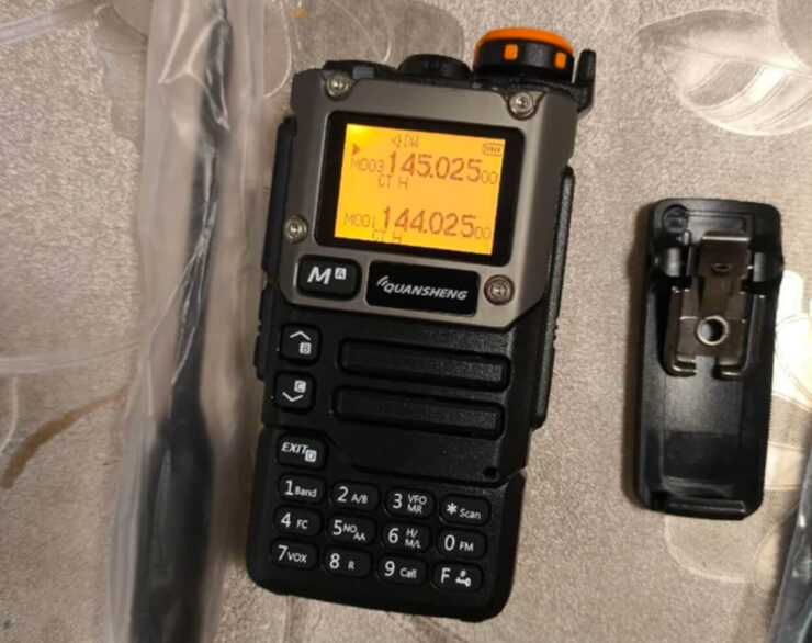 Переносная рация с АлиЭкспресс. В комплекте идет только одна рация. Переносная рация с АлиЭкспресс. В комплекте идет только одна рация. Фото.