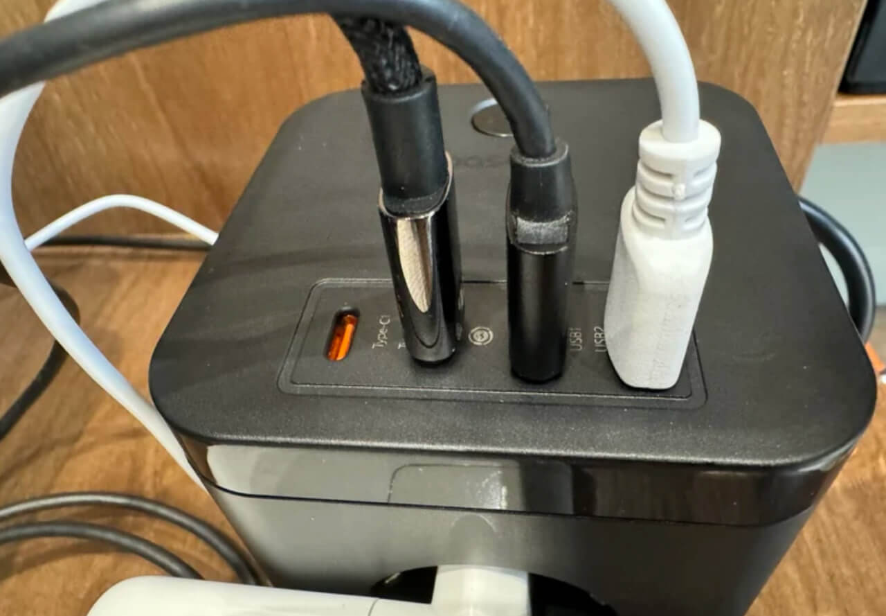 Адаптер для розеток с USB. Такой адаптер отлично сгодится для стационарного использования. Фото.