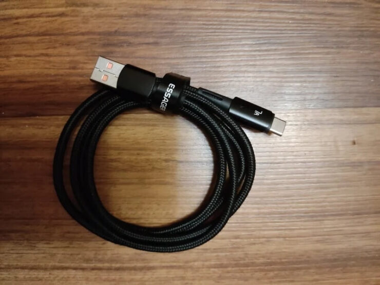 Провод для зарядки телефона. Кабель прочный и прослужит долго. Провод для зарядки телефона. Кабель прочный и прослужит долго. Фото.