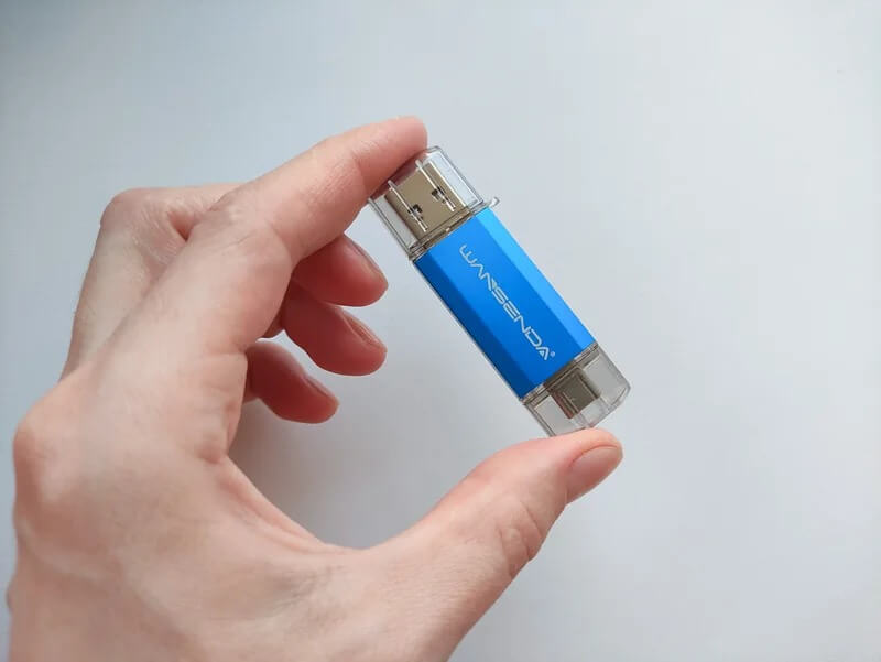 Флешка с USB Type-C. Главное в такой ситуации — не потерять колпачки. Фото.