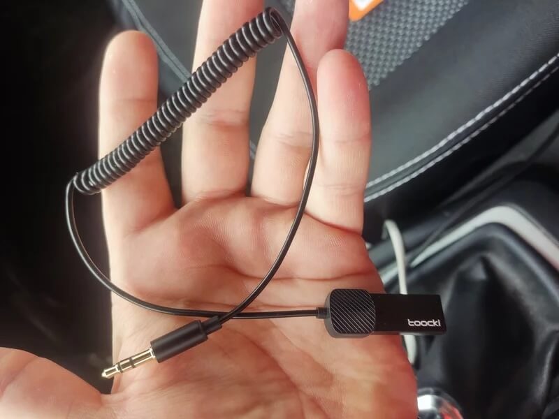 Bluetooth AUX адаптер. Благодаря проводу-пружинке адаптер не будет болтаться и мешать в салоне авто. Фото.