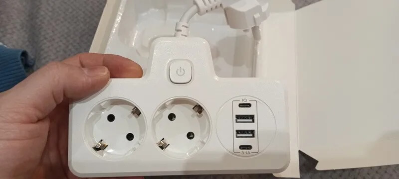 Сетевой фильтр с USB. Сетевой фильтр позволяет заряжать смартфоны и другую технику без отдельных блоков питания. Фото.