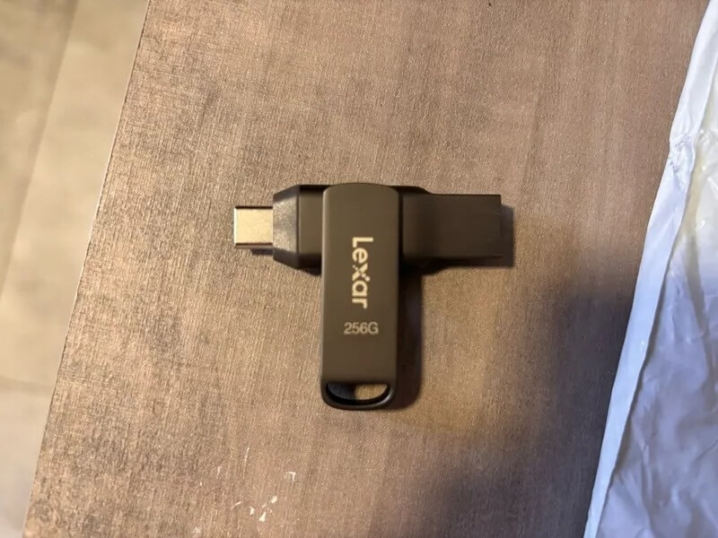 Флешка с двумя разъемами. Используйте нужный разъем с разными компьютерами. Фото.