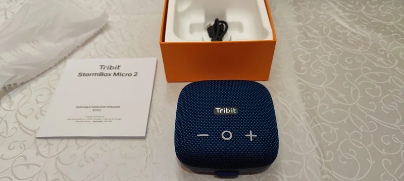 Беспроводная портативная колонка. Колонка небольшая и поместится в любую сумку. Фото.