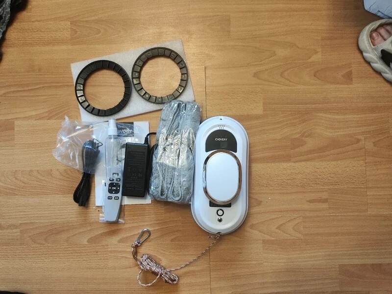 Хороший робот-мойщик окон. В комплекте с роботом идет все самое необходимое. Фото.