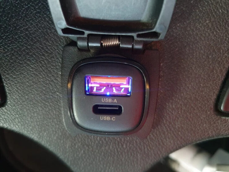 Автомобильное зарядное устройство. Зарядка оснащена сразу двумя разъемами. Автомобильное зарядное устройство. Зарядка оснащена сразу двумя разъемами. Фото.