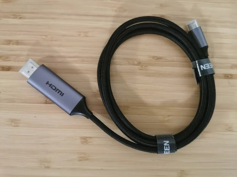 Провод USB-C на HDMI. Незаменимая вещь для тех, кто хочет подключить Макбук к телевизору. Фото.