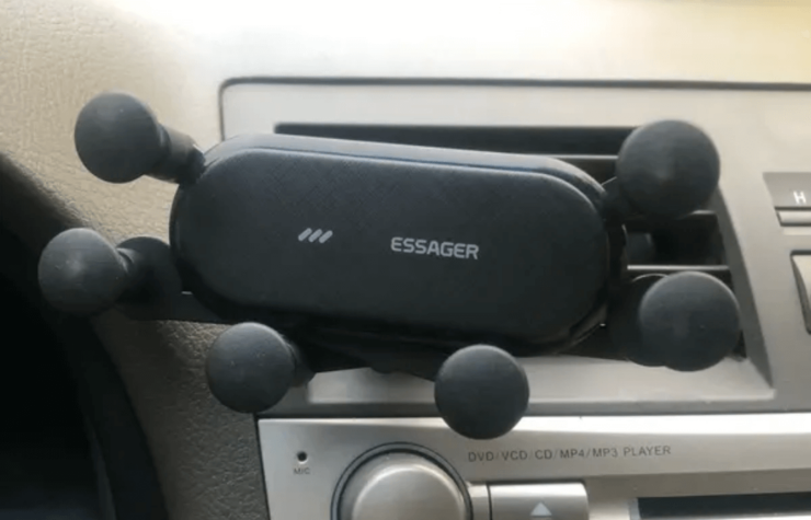 Держатель для телефона в автомобиль. С таким держателем смартфон точно не улетит на пол. Держатель для телефона в автомобиль. С таким держателем смартфон точно не улетит на пол. Фото.